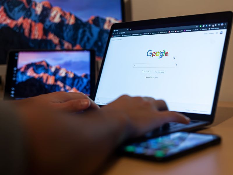 การค้นหาบน Google ผ่านโน้ตบุ๊ก จุดที่งาน SEO และ GEO ทำงานร่วมกัน